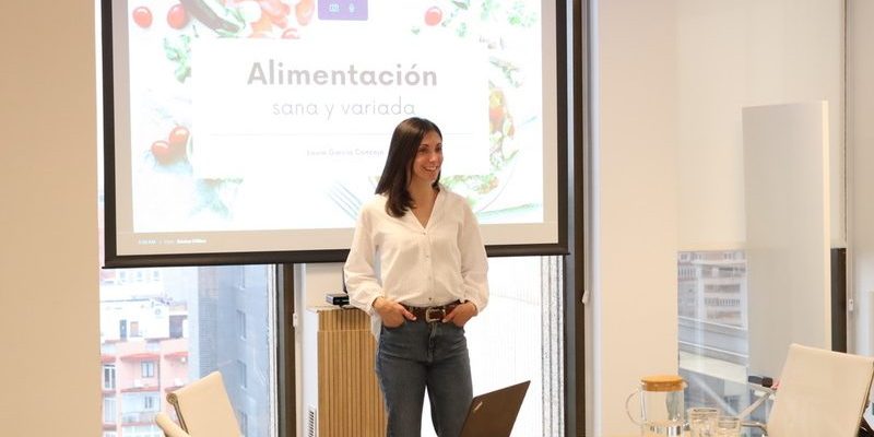 Laura impartiendo una charla de educación nutricional sobre alimentación sana y variada.