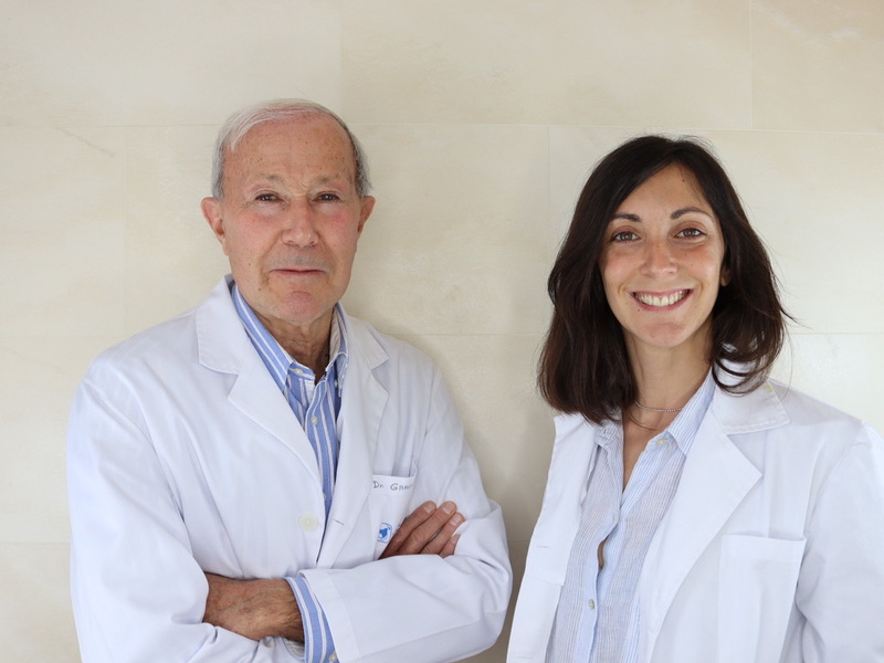 Laura junto a otro profesional sanitario, ambos con bata blanca.
